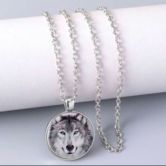 Moda Clothing Wolf Pendant Necklace - Picture 2 of 2